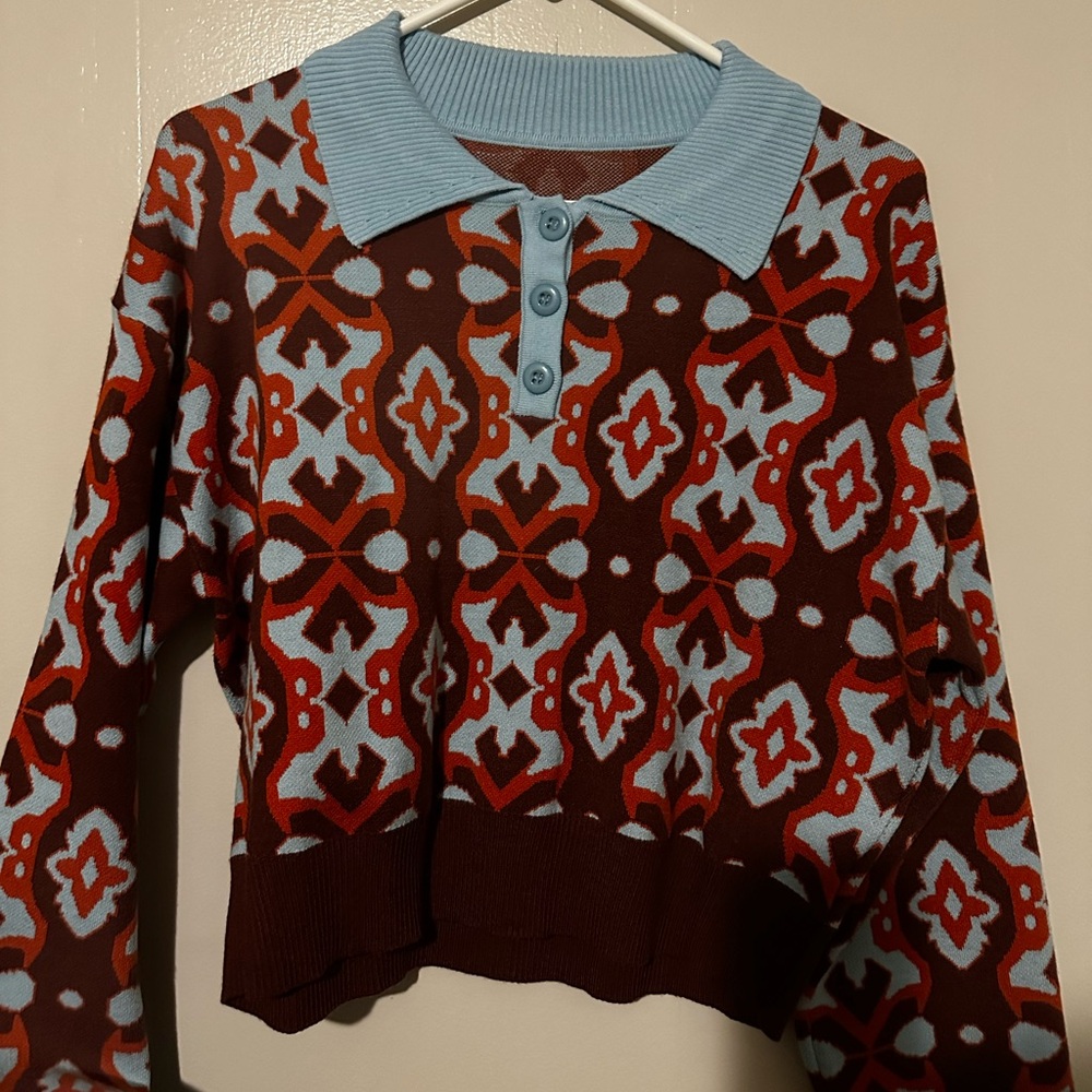 Retro Patterned Sweater with Blue Collar